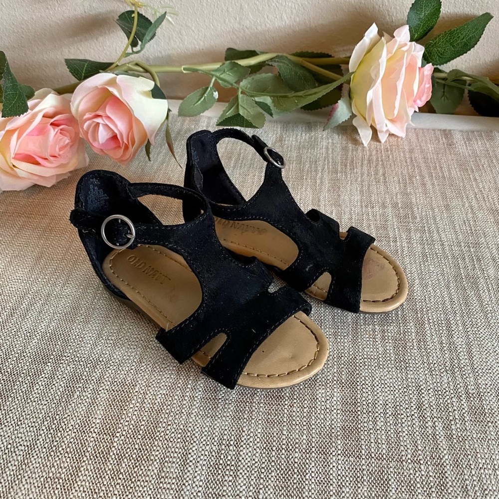 Toddler Girl’s Old Navy Black Strap Sandals - size 6